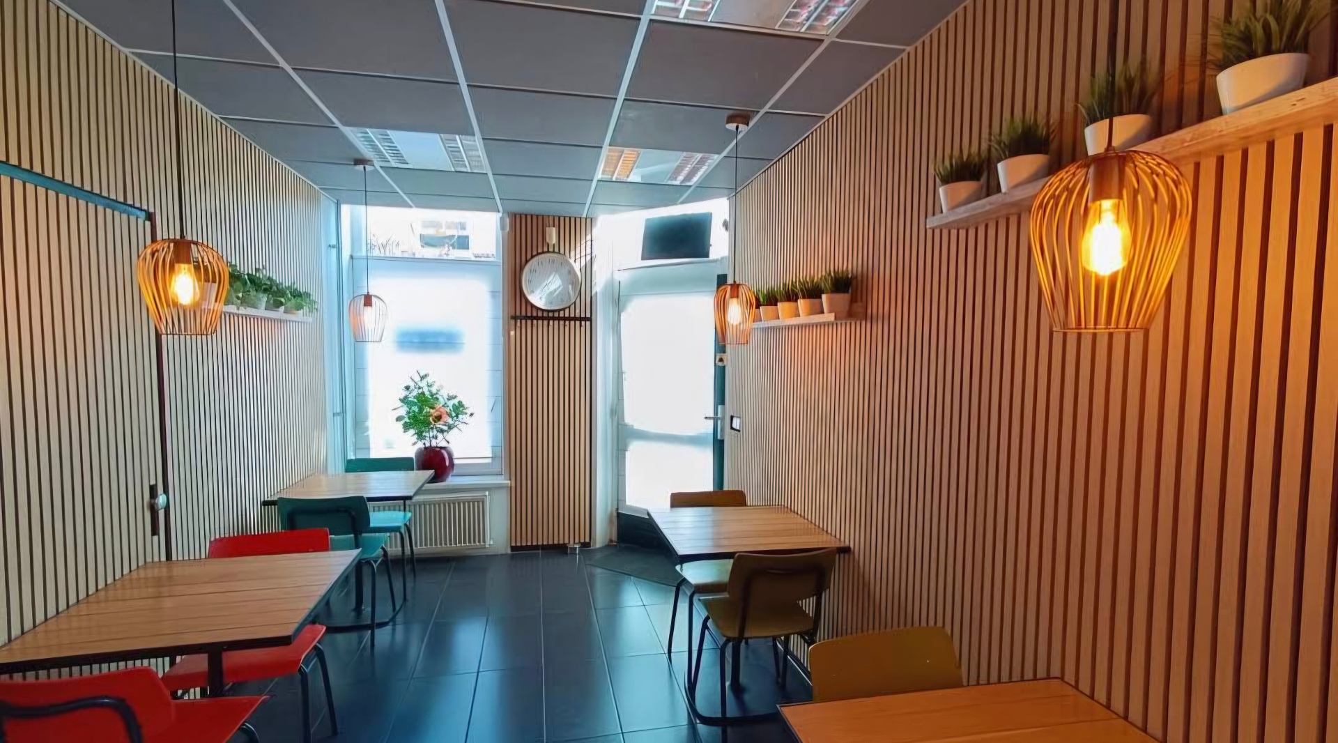 Eetzaal van Fuku Ramen met warme verlichting en houten interieur