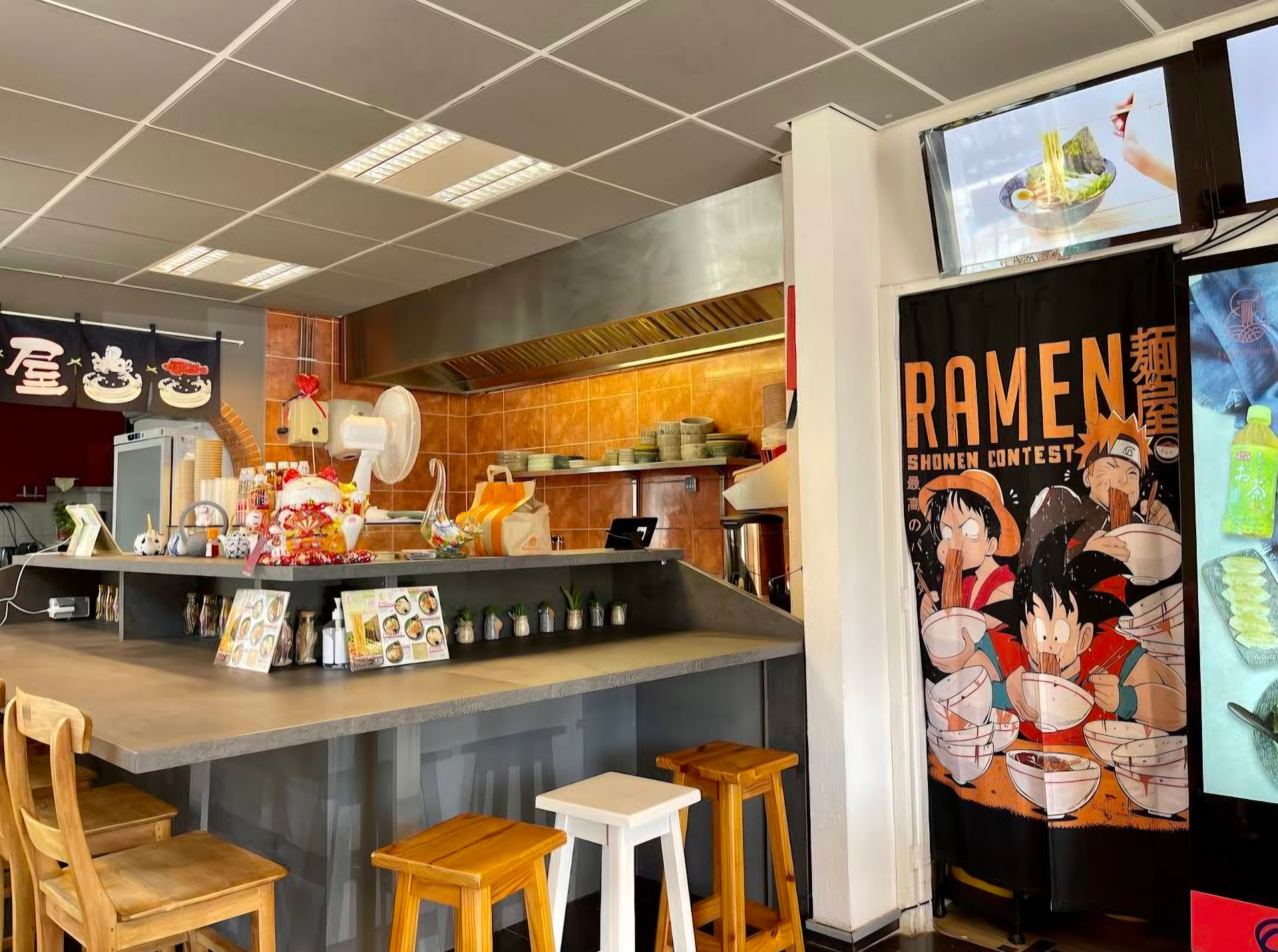 Open keuken en bar van Fuku Ramen met traditionele Japanse decoratie