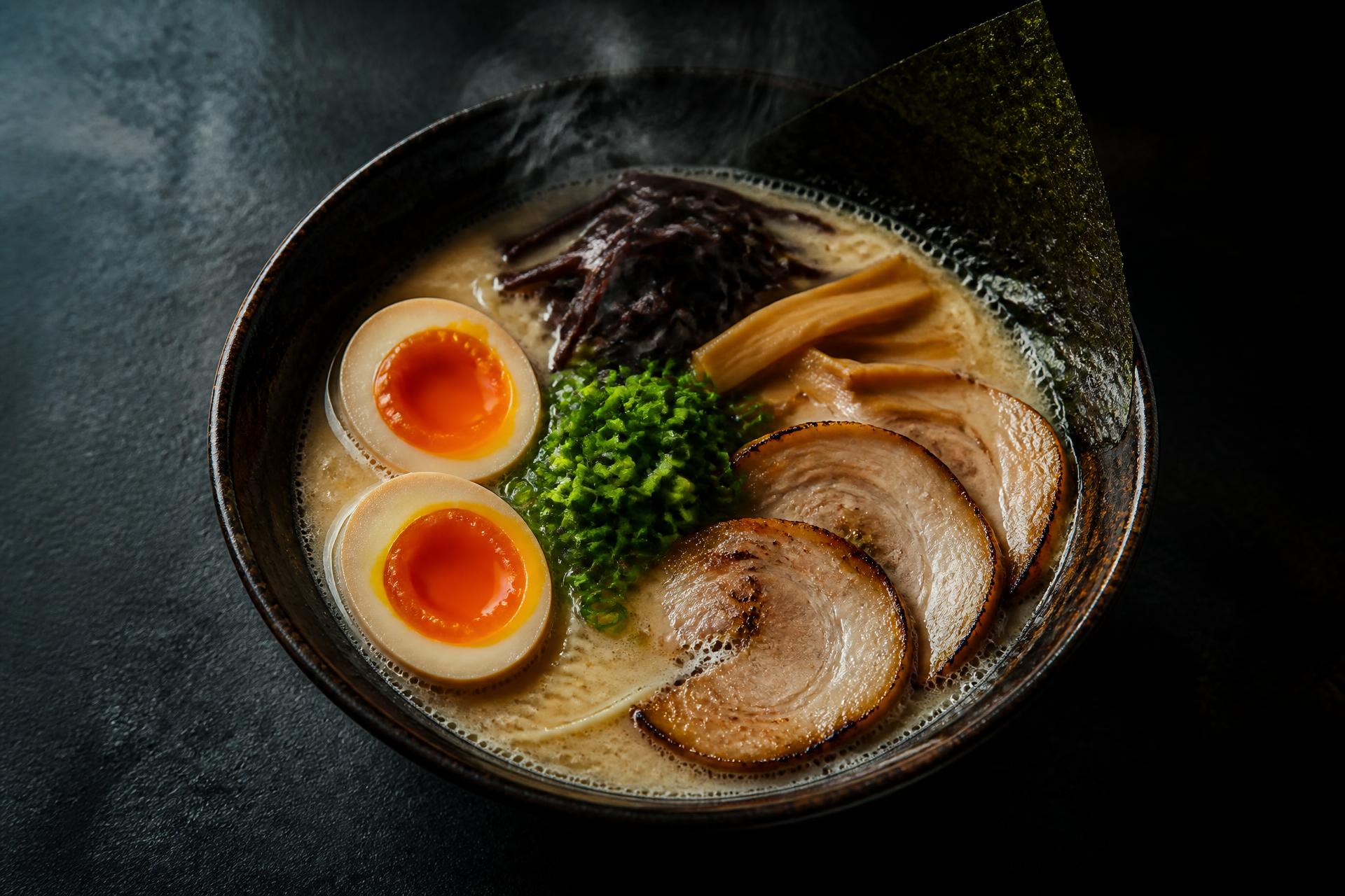 Authentieke Japanse ramen kom met chashu en ei